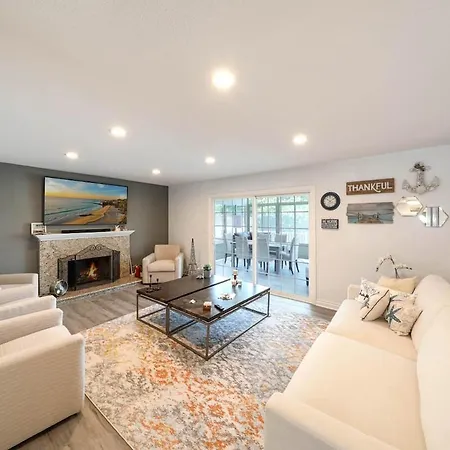 Fully Remodeled Cheerful 4-Bedroom Close To Beach!